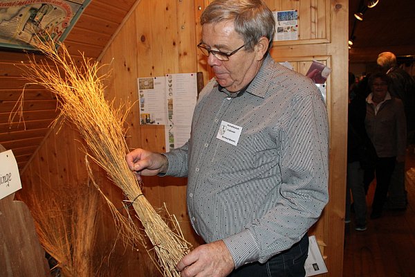 Gewusst wie: Reinhard Wieners zeigt in der Themenecke Spinnen selbst angebauten Flachs, aus dem die Flachsfaser gewonnen wird. - © Anna-Lena Ryczek