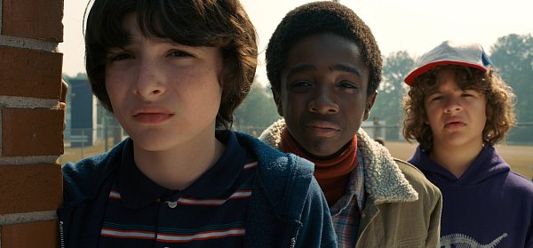 Mike (v.l., Finn Wilfhard), Lucas (Caleb McLaughlin und Dustin, (Gaten Matarazzo) in der zweiten Staffel von Stranger Things. - © Courtesy Netflix