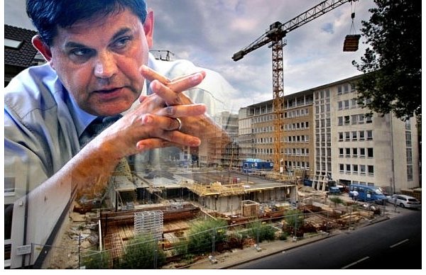 Der städtische Baudezernent Gregor Moss. Die Staatsanwaltschaft prüft Hinweise darauf, dass es beim Bau des Technischen Rathauses zu Unregelmäßigkeiten gekommen sein könnte. - © MONTAGE: SARAH JONEK