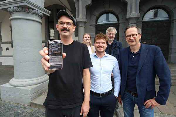 Christian Brinkschröder (v. l.), Sinah Voss, Steven Rudko, Wilhelm Grabe und Jens Reinhardt stellen die neue City-Tour über Josefthomas Joto" Brinkschröder vor. - © Mareike Gröneweg