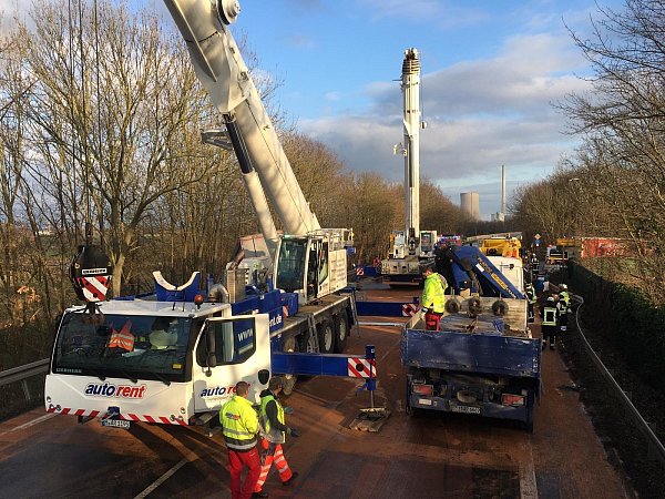 Mit zwei Autokränen soll der Lastwagen nun geborgen werden. - © Malina Reckord