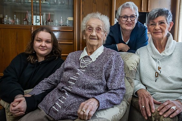 Vier Generationen vereint: Urenkelin Lina Boufaied (18), Anneliese Kresse (100), Tochter Brigitte Hollmann (79) und Enkelin Meike Boufaied (54). - © Sarah Jonek