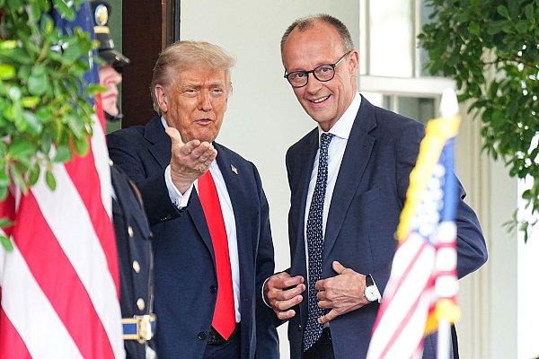 US-Präsident Donald Trump (l.) empfängt Bundeskanzler Friedrich Merz (CDU) vor dem Weißen Haus. - © Michael Kappeler/dpa Pool/dpa