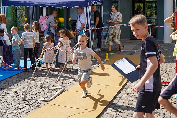 Louis (l.) probiert den 10-Meter-Spring des LAV Bünde aus. Felix (r.) leitete die Übungen Laufen, Standhochsprung und Standweitsprung an. - © Yvonne Gottschlich