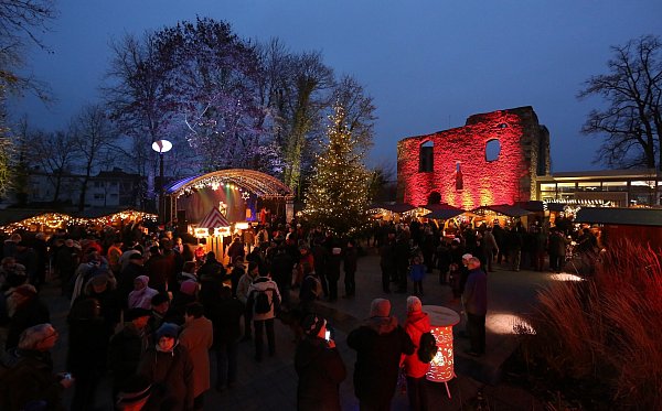 Weihnachtlicher Zauber an der Burg: Dazu laden die Veranstalter am 1. Adventswochenende in Bad Lippspringe ein. - © Dietmar Flach