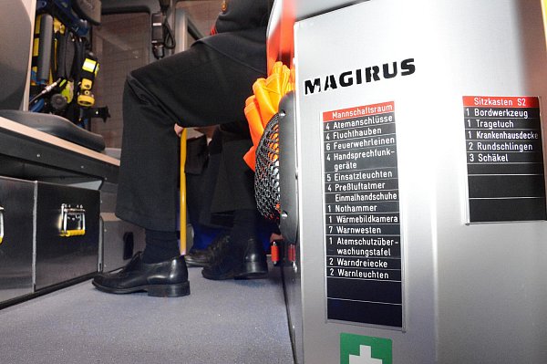 Wegweiser: Damit sich die Wehrleute schnell orientieren können, ist genau aufgeschlüsselt, wo welche Materialien zu finden sind. - © Andreas Eickhoff