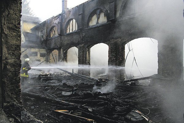 Abgebrannt: Ein Bild von den Löscharbeiten in der Brandnacht am 17. Oktober 2006. Das Haus war nicht zu retten. - © NW-Archiv