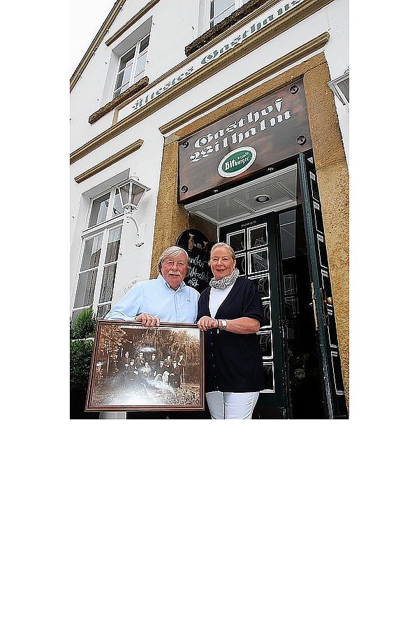Achim und Hedemarie Wilhalm wollen zum 225. Geburtstag des Gasthofes mit ihren Gästen zünftig feien. Sie halten hier ein altes Foto, da einen Kegelverein zeigt. - © FOTO: RICHARD ZELENKA