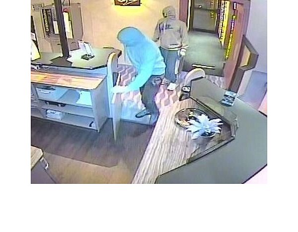 Die Fotos der Polizei zeigen die Tatverdächtigen. - © Polizei Höxter