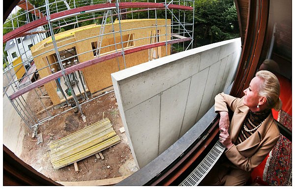 Ines Kochbeck blickt aus dem Fenster ihres Hauses auf die Baustelle nebenan. Die Wand nimmt jetzt einen unübersehbaren Teil des Blickfeldes ein. Der Hausbesitzerin gefällt das logischerweise gar nicht. - © FOTO: ANDREAS ZOBE