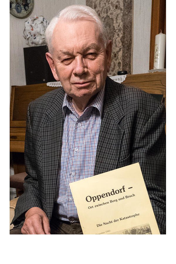 Ehemaliger Ortsheimatpfleger: Zum 50. Jahrestag des Absturzes hatte Erich Schumacher alle Infos in einem Buch zusammengefasst. Die Erinnerung an die Katastrophe wachzuhalten, ist ihm heute noch ein Anliegen. - © Cornelia Müller