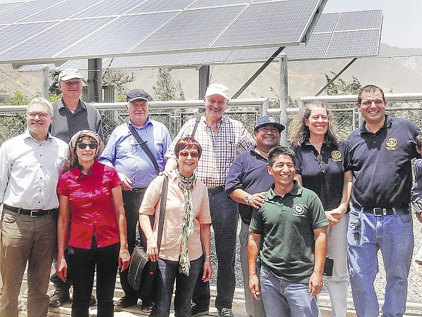 Vor der Solaranlage: Stefan Ruberg; Projekt- und Bauleiter Randy Nelson; Beate Ruberg, Norbert Reinicke,IVWK-Vorsitzende Christel Zumdieck, Wolfgang Zumdieck mit Rotariern des RC Lima Miraflore und Kinderdorfleiterin Lieselotte Schrader-Woyk. - © Zumdieck