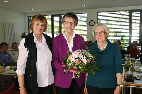 Blumen und Dank: Seit 15 Jahren ist Ilse Schöneberg (Mitte) bei den Grünen Damen. Leiterin Erika Neubauer-Poppen (r.) und ihre Stellvertreterin Eleonore Flöremeier überreichten ihr einen bunten Blumenstrauß. - © Karin Wessler