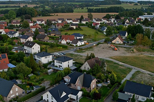 Landeplatz im Blick: Unter dem Ballon gleitet Lenzinghausen vorbei. Das braune Feld oben ist der angestrebte Landeplatz. - © Gunter Held