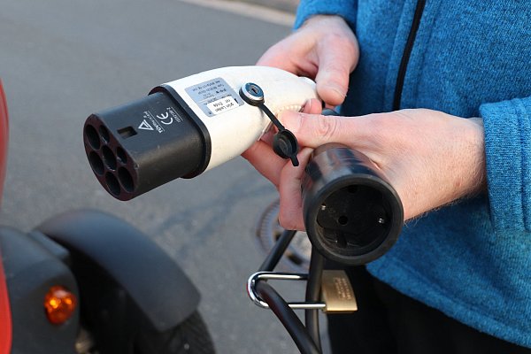 Viele Ladesäulen, unterschiedliche Stecker: Für seinen Schuko-Stecker braucht Ingo Altmann einen Adapter. - © Angelina Kuhlmann