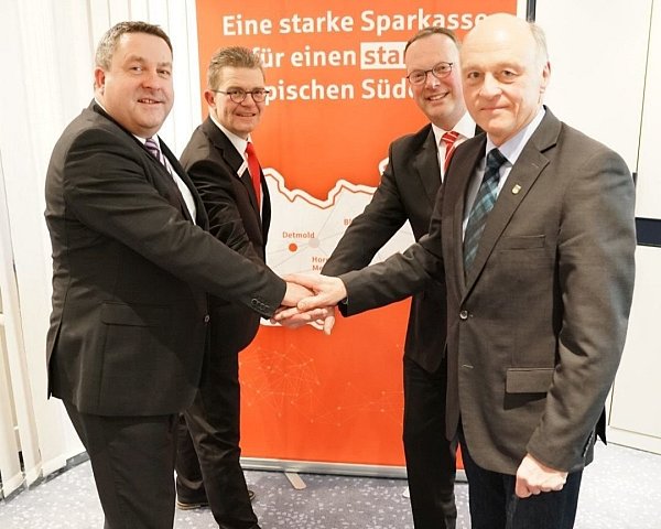 Axel Lehmann (v.l.) und Arnd Paas sowie Peter Müller und Klaus Geise wollen die Sparkassen zusammenschließen. - © Sparkasse Paderborn-Detmold