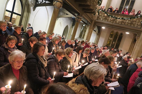 Auch heutzutage sind die Kirchen zu Weihnachten noch voll. - © Alexander Heim
