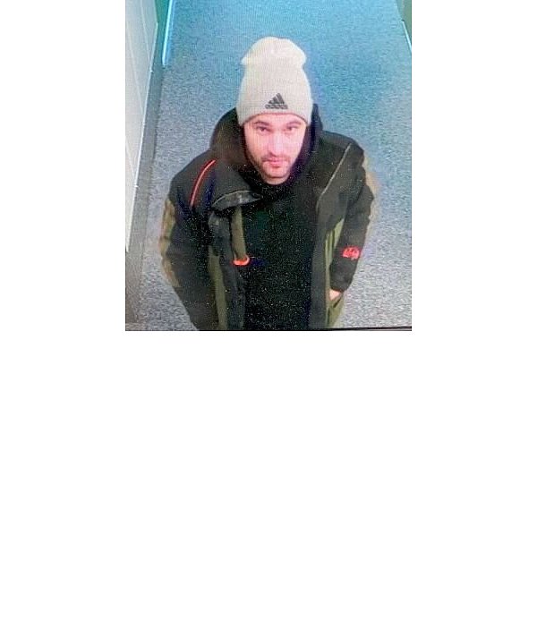 Die Polizei fahndet nach diesem Mann. - © Polizei