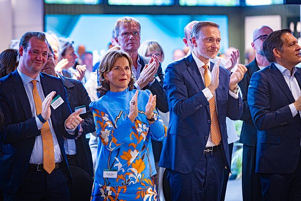 Auch Claudia Obert und Christian Lindner applaudieren für Wladimir Klitschko. - © Mike-Dennis Mueller / www.mdm.photo