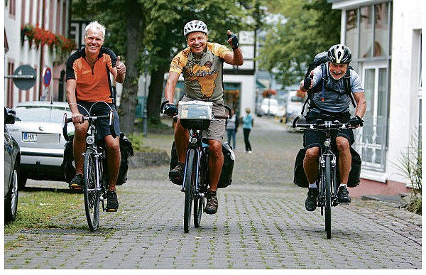 Mit weniger als zehn Kilogramm Gepäck nehmen Werner Rüther (v. l.), Kurt Schwietzke und Reinhard Horst auf ihrer Radtour nach St. Petersburg mit. Als erstes Etappenziel haben sie gestern Abend Goslar ausgewählt. - © FOTOS: TORSTEN WEGENER