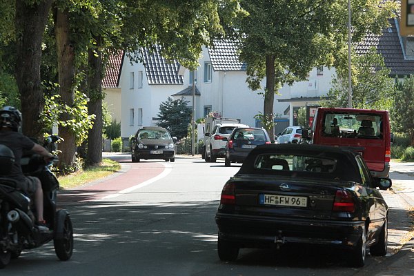 Auf der Vlothoer Straße parkende Fahrzeuge zwingen den Gegenverkehr oft auf den roten Streifen, der Fahrradfahrern vorbehalten ist. - © Peter Steinert