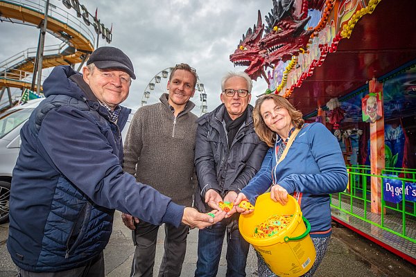 v.l.: Klaus Rasch, André Schneider und Michale Welslau vom Schaustellerverein, sowie Petra Scholz (Stiftung Solidarität bei Arbeitslosigkeit und Armut), mit einem Eimer Freifahrt-Chips für Kids. - © Mike-Dennis Müller