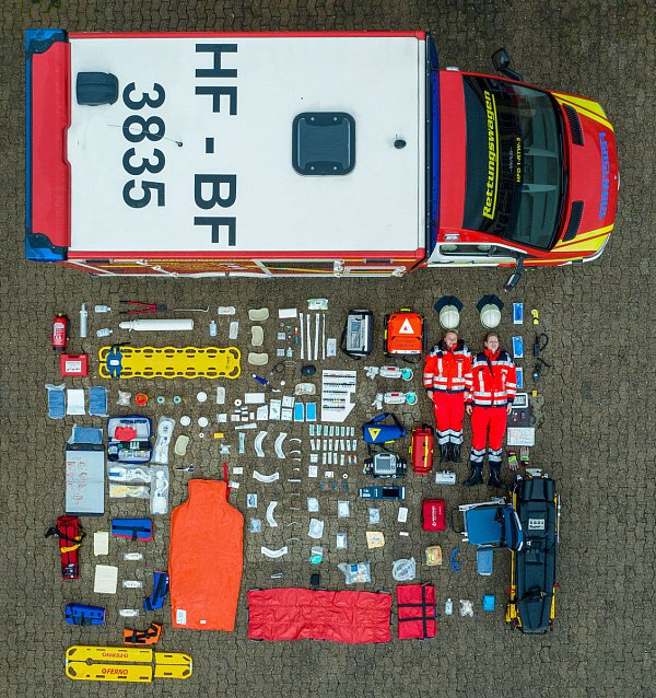 Ganz schön viel drin, in so einem Rettungswagen. Das zeigt das Foto der Feuerwehr nach dem Ausräumen. - © Feuerwehr Herford