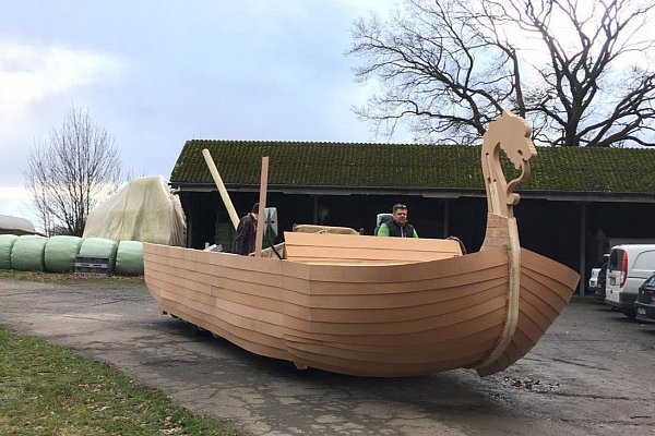 Die erfolgreiche Probefahrt in Ottenhausen erfolgt noch ohne Publikumsmassen an den Wegesrändern. Die Vorfreude ist aber groß: Denn am Rosenmontag werden tausende Jecken das große Schiff bejubeln. - © Verein Walhalla