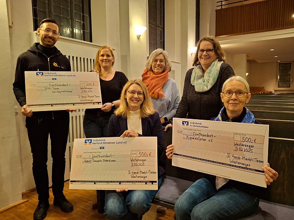 Sandra Jürgen (oben v. l.), Bianca Odparlik, Svenja Heine, René Meistrell (SAPV "Der Weg nach Hause") sowie Romy Reinecke (unten v. l., Himmelsfalter e.V.) und Annette Motyka bei der Übergabe der Spenden

der ersten Flohmarkt-Ausagbe 2025. - © Second-Hand-Markt Westerenger