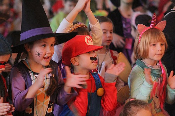 Beim Kinderkarneval in Scharmede wird den Kindern ein buntes Programm mit Musik und Tanz geboten. - © Ulf Hanke