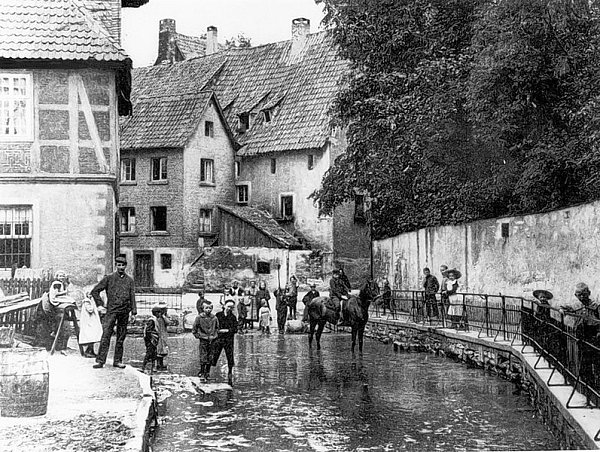 Um die Geschichte des Paderquellgebietes und der Wasserversorgung in der Stadt geht es am Tag des Wassers am 22. März in Paderborn. Das Foto zeigt die Börnepader um 1907.