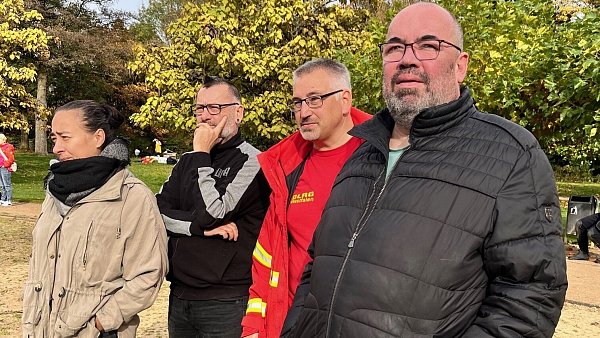 Einsatzleiter Matthias Otto erklärt Kulturmanager Micky Grohe (r.) und Eventveranstalter Frank Brune (l.) das Vorgehen des Tauchteams. - © Robert Becker