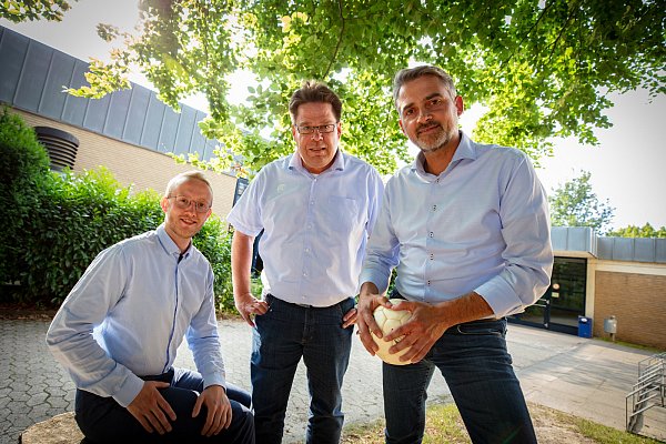 Wollen zupacken: Jonas Eitner, Dirk Rabeneick und Christian Heidemann (v.l.) haben mit dem TuS 97 einen Umbruch vor. - © Mike-Dennis Müller