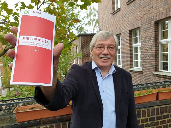 Helmut Lückingsmeier zeigt die neue Broschüre mit aktuellen Zahlen. - © Ilja Regier