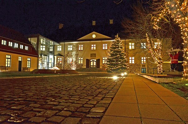 Der traditionelle Weihnachtsmarkt am Schloss Benkhausen lockt mit besinnlicher Atmosphäre. - © Gauselmann Gruppe
