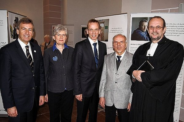 Landrat Friedhelm Spieker, Superintendentin Anke Schröder, Bürgermeister Alexander Fischer, Projektinitiator Wolfgang Unger und Pfarrer Reinhard Schreiner vor den Ausstellungstafeln, die Mut machen, nach Wegen für Vergebung zu suchen. - © FOTO: MELANIE PETER