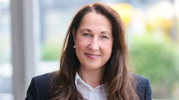 Die SPD-Politikerin Iris Stalzer war am 7. Oktober in ihrem Haus lebensbedrohlich mit einem Messer verletzt worden. - © Bernd Henkel/dpa