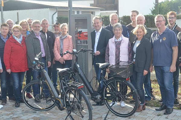 Großer Bahnhof am Bahnhof: Die Service Station begeistert zahlreiche Hövelrieger Bürgerinnen und Bürger. Darunter Mitorganisator Hartmut Rübbelke (6. von links), Projektmanager Jörg Ruppelt (7. von links) und Bürgermeister Michael Berens (rechts neben der Station). - © Dietmar Gröbing