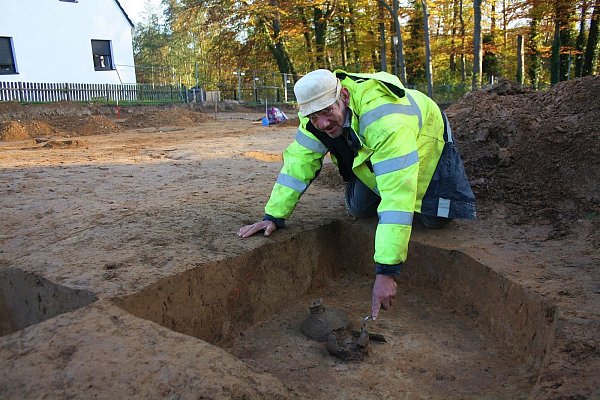 Überraschend tauchten in einer Grube zwei fast vollständig erhaltene Gefäße aus der Römischen Kaiserzeit auf. - © archaeofirm / S. Düvel