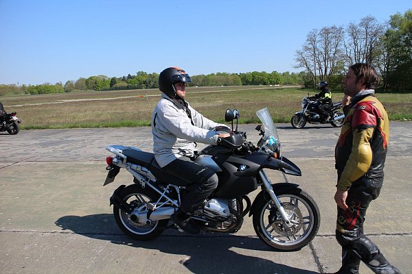 Tipps vom Experten: Fahrlehrer Jake Coulthard (r.) im Gespräch mit Motorradfahrer Andreas Kämpf. - © Sparkasse