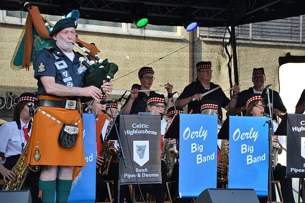 Beliebt: Die „Celtic Highlanders Bagpipes & Drums“ um David Clarke haben Irish Folk, Swing und schottische Dudelsackmusik mitgebracht. Emotionen erzeugt vor allem das „Amazing Grace“. - © Karin Prignitz