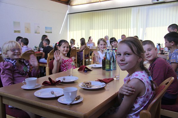 Eine spannende Zeit steht bevor: Die Kinder aus Tschernobyl werden vom Bürgermeister in Rödinghausen willkommen geheißen. - © Carina Schmihing