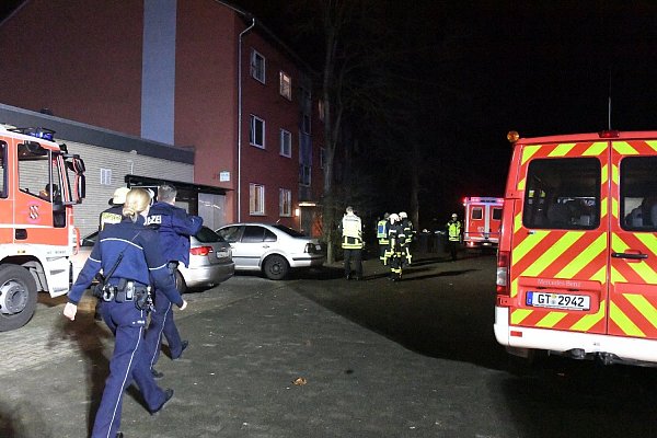 Polizei und Feuerwehr am Einsatzort in Gütersloh. - © Andreas Eickhoff