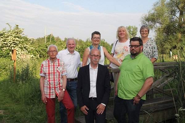 Willkommen: Hermann Nagel (NABU), Bettina Fuhg (Kreissprecherin der Grünen), Siegfried Gutsche (Grüne Lübbecke), Cornelia Schmelzer (Grüne Rahden), Benjamin Rauer (Kreissprecher der Grünen) und Petra walter-Bußmann (Kreis-Geschäftsführerin der Grünen) begrüßten Norwich Rüße (2.v.l.) am Moorhus. - © Klaus Frensing