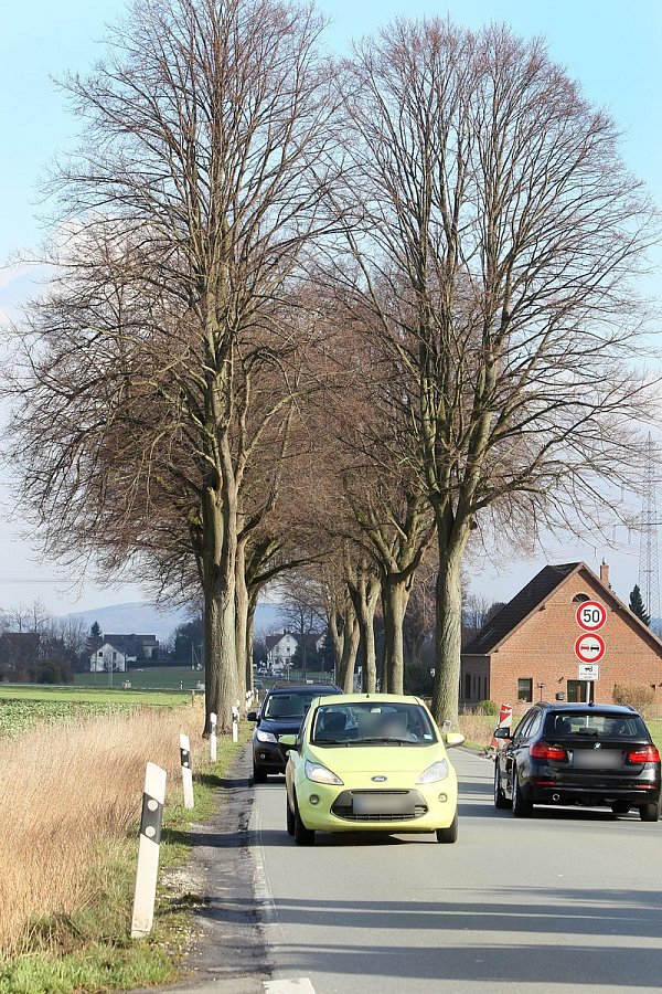 Gefährlich: An der Laarer Straße fehlt ein Radweg, der nun fertig geplant ist. - © Frank-Michael Kiel-Steinkamp
