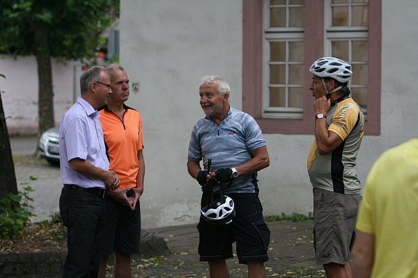 Als sich die Radtouristen auf dem Beverunger Rathausplatz für den Start vorbereiteten, erkundigte sich auch Bürgermeister Hubertus Grimm (l.) nach dem Vorhaben.