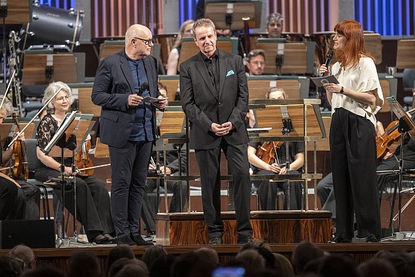 Auch Generalmusikdirektor Alexander Kalaijdzic (Mitte) nimmt zum Ende der Spielzeit Abschied. Hier mit Intendant Michael Heicks (li.) und seiner Nachfolgerin Nadja Loschky bei seinem letzten Konzert mit den Bielefelder Philharmonikern. - © Jörg Dieckmann