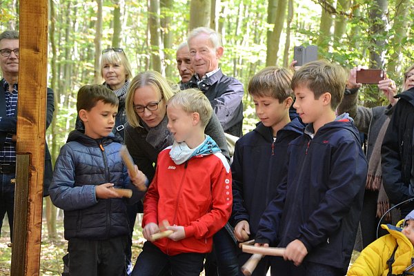 Konzertant: (v. l.) Noah, Philipp und die Zwillinge Leander und Finley probieren sich im Wald musikalisch aus. - © Ann-Britta Dohle