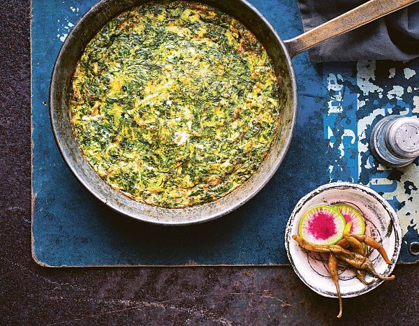 Das Kuku mit Blattgemüse & Kräutern erinnert an eine Kräuter-Frittata, ist aber vor allem eine wunderbare Art der Resteverwertung. - © Nassima Rothacker Aus: KARAM – gemeinsam genießen. Orientalische Rezepte & Gastfreundschaft. Sieveking Verlag, 2019.