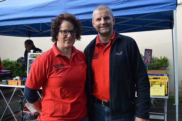 Geschäftsführerin Sabine Maronn (v.l.), Geschäftsführerin und Vorsitzender Manfred Schiering kurz vor dem Start der RTF. - © Kai-Sören Kerkhoff